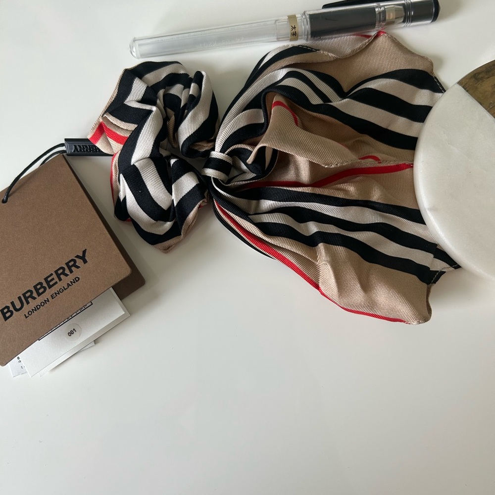 Burberry Authentic kids Striped Bow Scrunchie in Black, Cream, Tan & Red💯 - Picture 3 of 9